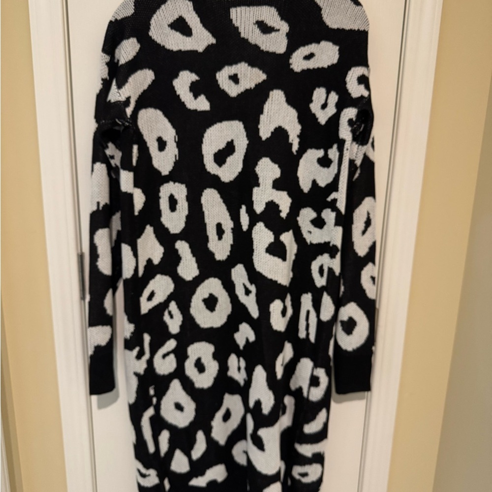 Chic Black and White Patterned Cardigan - Picture 2 of 4